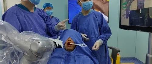 青岛大学附属医院口腔种植科，完成山东省第一例机器人种植牙病例