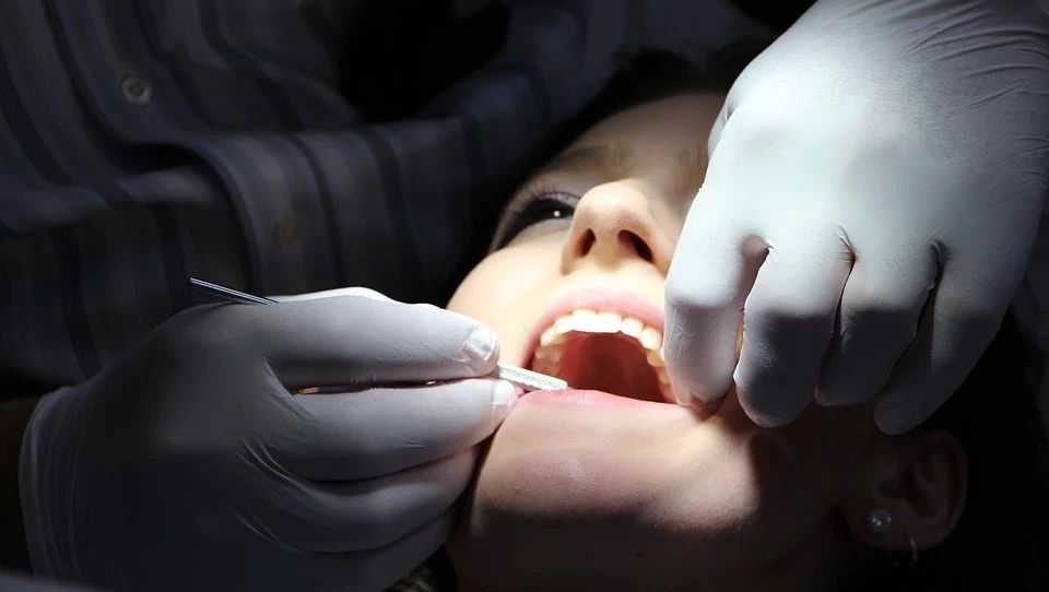 「口腔专家」华西口腔 尹伟：刷错了牙容易致癌！这3个口腔问题一定要重视！