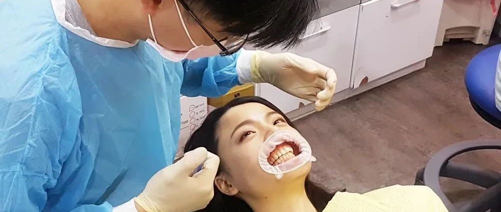 口腔医学、口腔医学技术，是两个不同的专业，一个当牙医、一个只能当技师
