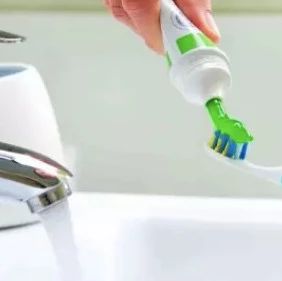 刷牙前牙膏要不要沾水？牙科医生教你 6 个口腔小知识